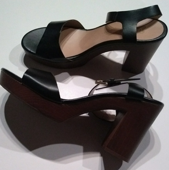 Woman's Shoes - Picture 2 of 2